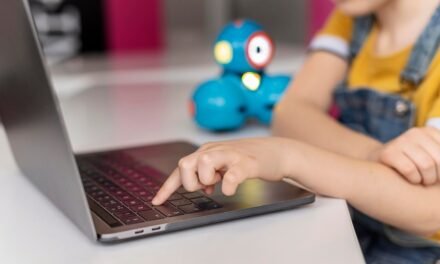 Niños y adolescentes: Cómo protegerlos y guiarlos en la era digital