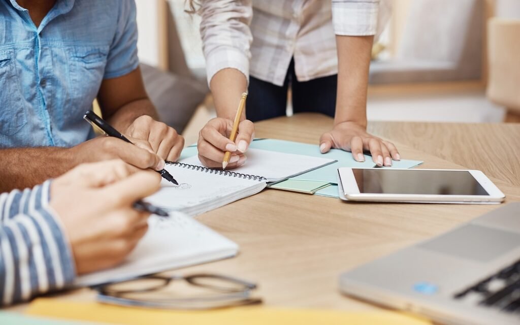 Guía para organizar reuniones exitosas con el personal docente: Consejos y estrategias