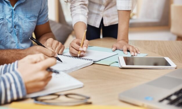 Guía para organizar reuniones exitosas con el personal docente: Consejos y estrategias