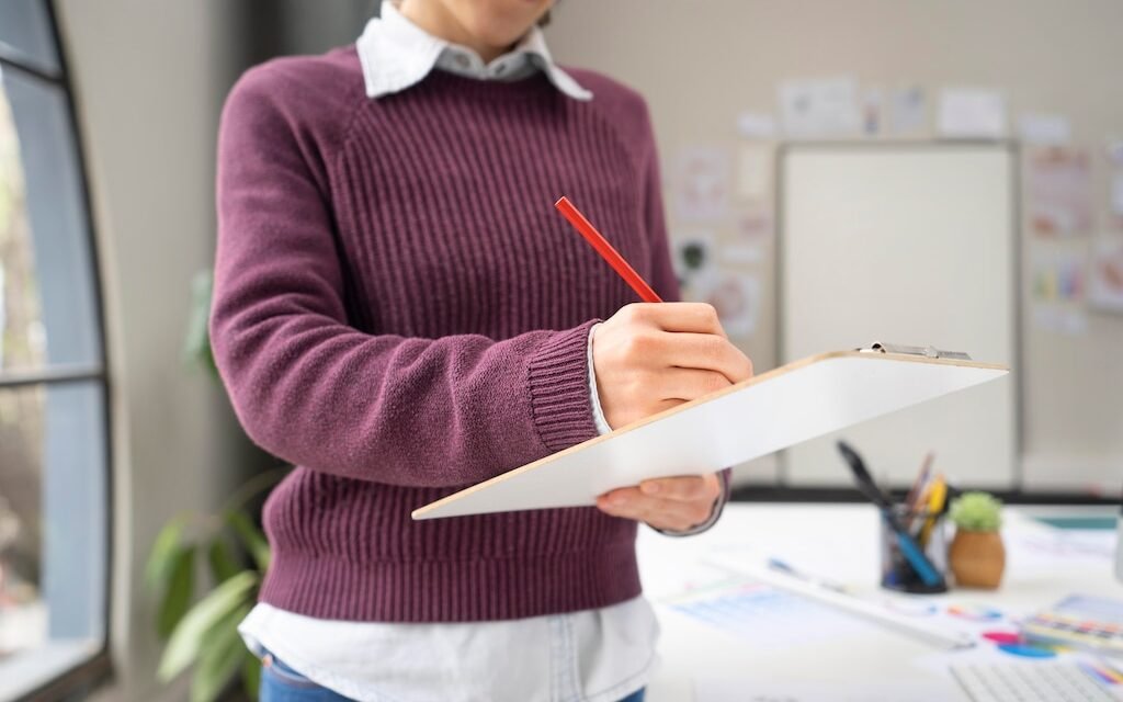 Registro de asistencia escolar: Ventajas y desventajas del formato físico vs digital