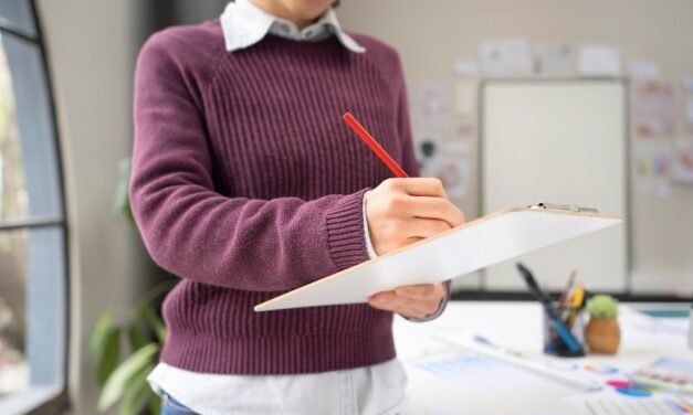 Registro de asistencia escolar: Ventajas y desventajas del formato físico vs digital