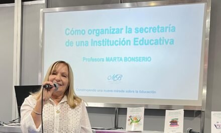 “Cómo organizar la secretaría de una institución educativa”: Marta Bonserio impulsó una nueva mirada sobre la gestión escolar en la Feria del Libro 2025