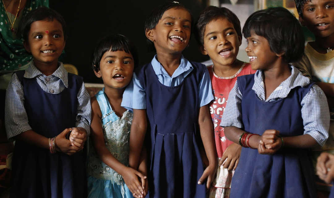 Enseñar con raíces: modelos escolares que integran conocimiento indígena y educación formal