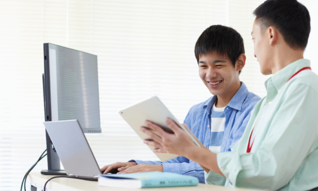 La evolución del aprendizaje: del punzón a la pantalla táctil