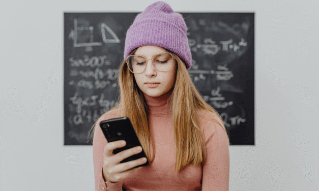 ¿Cómo educar a la generación que vive entre pantallas?