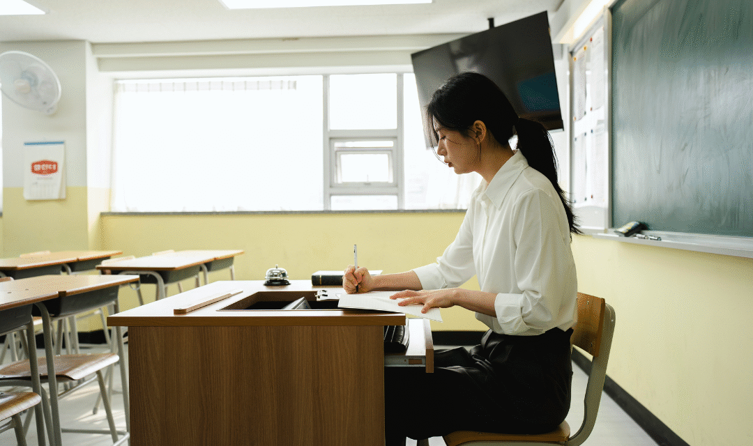 Voz docente sin desgaste: hábitos simples para el aula