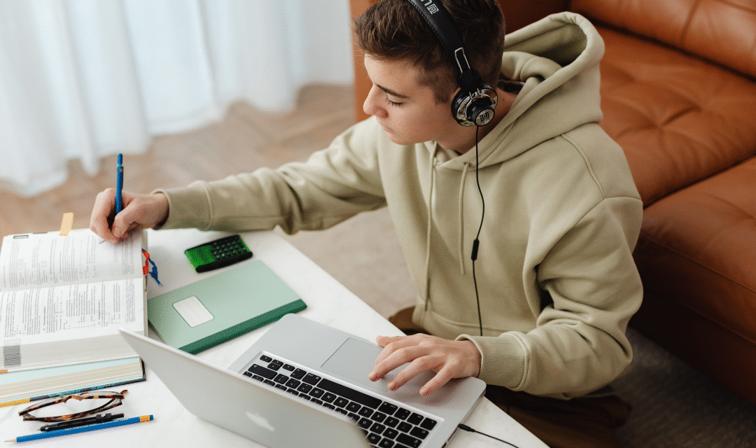 Entre cuadernos y pantallas: Educación digital en Cuba