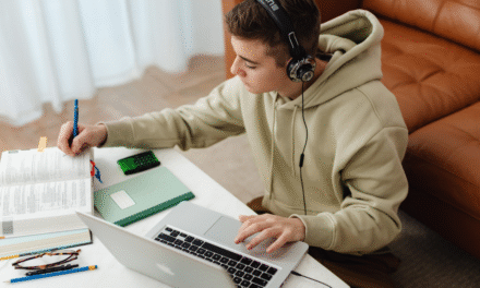 Entre cuadernos y pantallas: Educación digital en Cuba