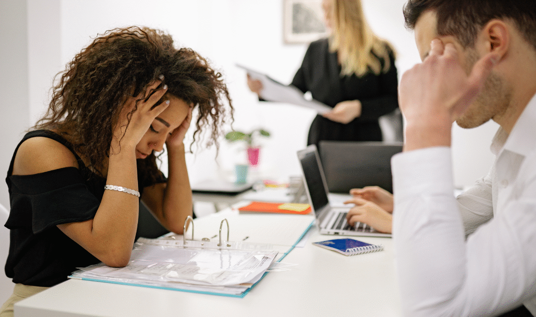 Trabajo intenso y vacío emocional: señales del burnout educativo