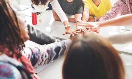 Cuidar al que Enseña: cómo crear redes de apoyo que fortalezcan al equipo Docente
