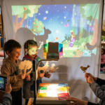 Adiós a las pantallas fijas y caras: cómo el teatro de sombras digital transforma el aula y la economía